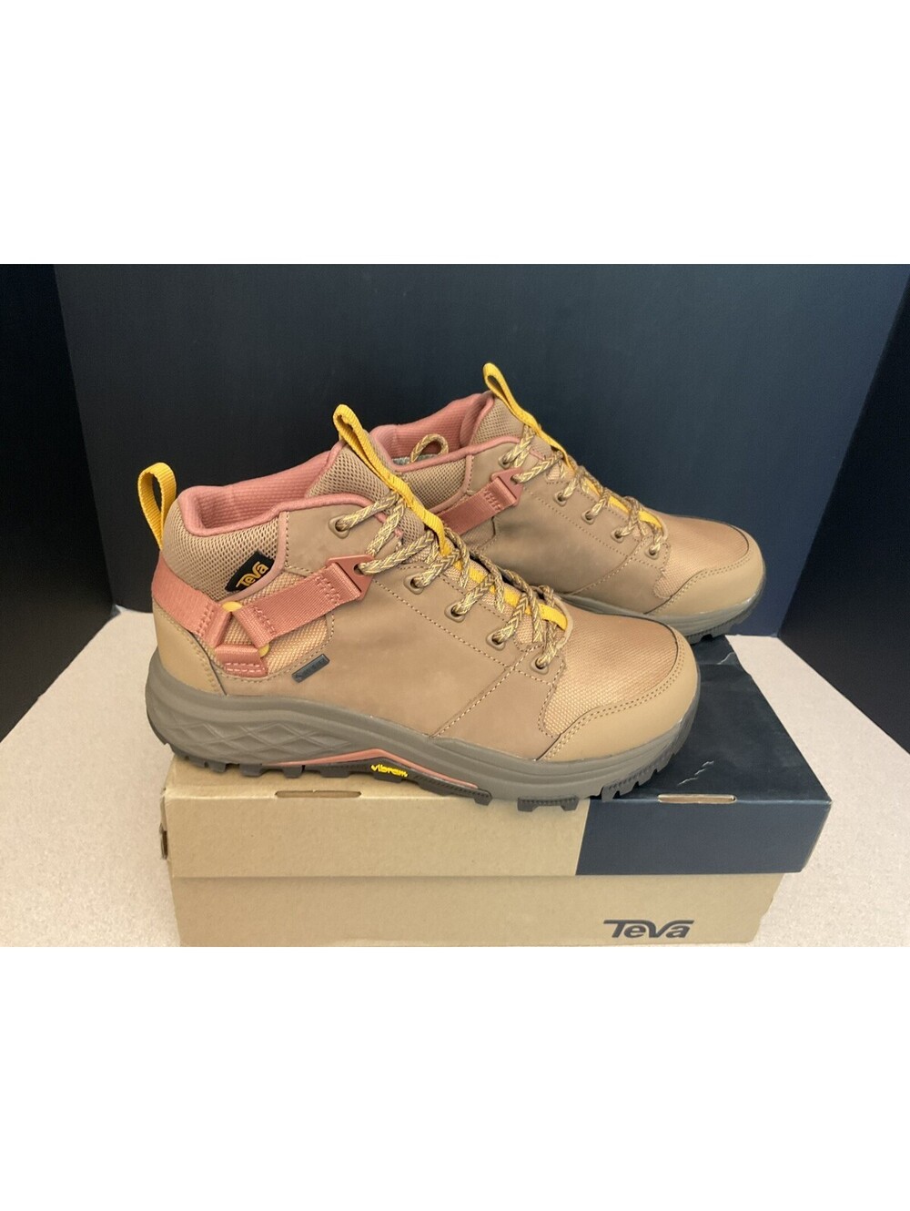 New! Womens Teva Grandview GTX Sand Dune Gore Tex Hiking Boots. Size 9. Nice!